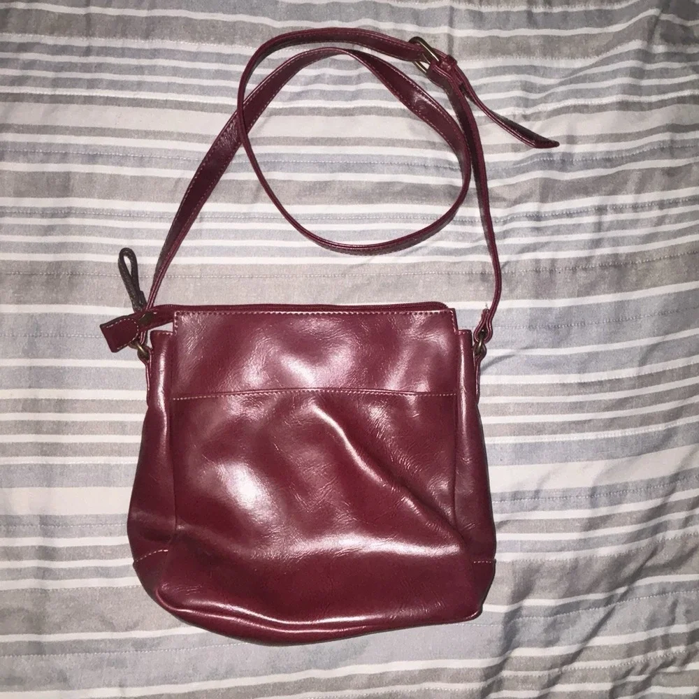 Relic Burgundy Crossbody Bag Zip Adjustable Strap Inner Pockets Gold Hardware